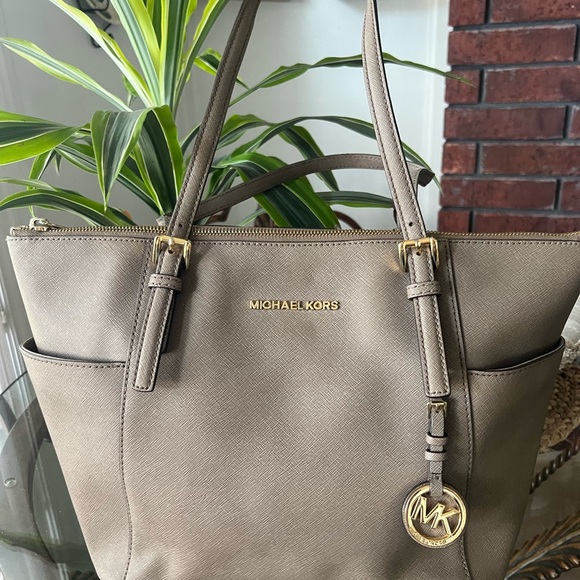 MICHAEL KORS EAST WEST PURSE - Picture 1 of 7